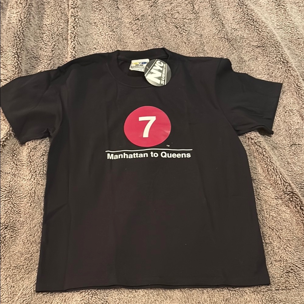Manhattan to Queens '7' Graphic Tee - Black
